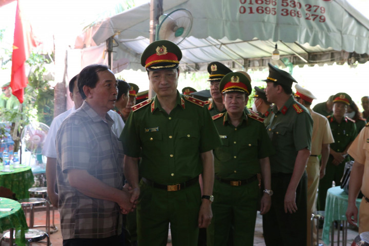 Truy thăng cấp bậc hàm cho thiếu tá CSGT bị tông tử vong khi làm nhiệm vụ - 1