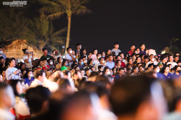 Vạn người chen chúc xem khai trương du lịch biển Hà Tĩnh - 6