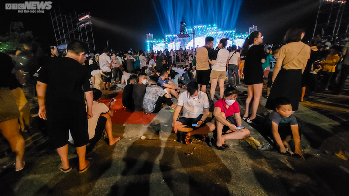 Vạn người chen chúc xem khai trương du lịch biển Hà Tĩnh - 16