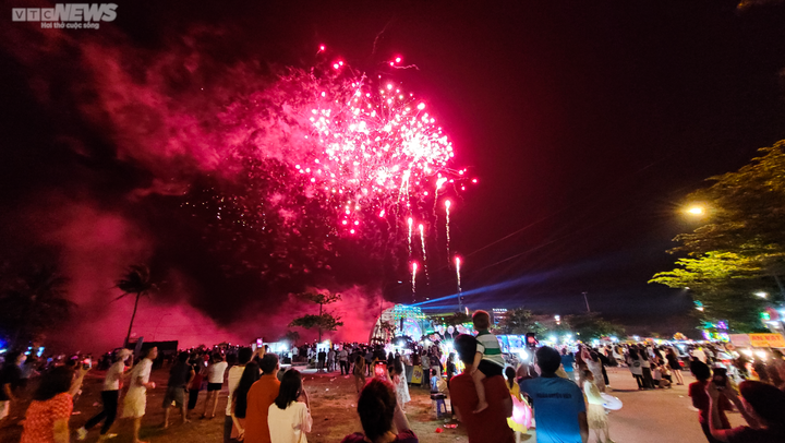 Vạn người chen chúc xem khai trương du lịch biển Hà Tĩnh - 17