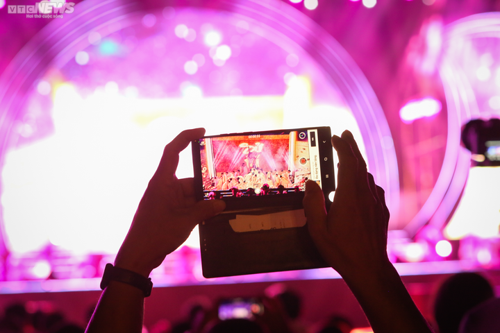 Vạn người chen chúc xem khai trương du lịch biển Hà Tĩnh - 13