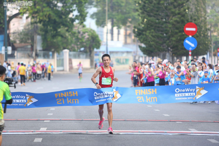 Khoảnh khắc đáng nhớ sau vạch đích của OneWay Marathon Vũng Tàu 2023 - 3
