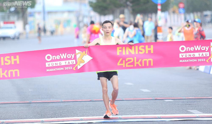 Khoảnh khắc đáng nhớ sau vạch đích của OneWay Marathon Vũng Tàu 2023 - 4
