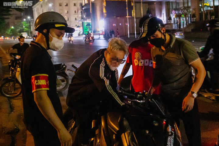 Cảnh sát 141 hóa trang tóm các 'quái xế' nẹt pô, lạng lách trên phố Hà Nội - 10