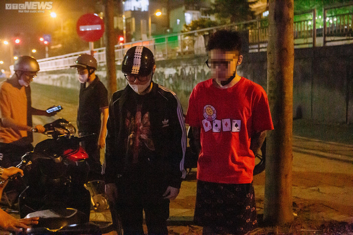 Cảnh sát 141 hóa trang tóm các 'quái xế' nẹt pô, lạng lách trên phố Hà Nội - 13