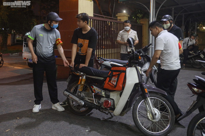 Cảnh sát 141 hóa trang tóm các 'quái xế' nẹt pô, lạng lách trên phố Hà Nội - 3