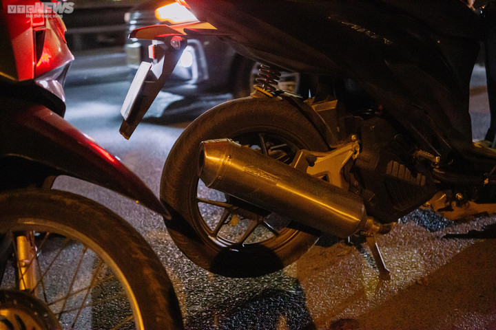 Cảnh sát 141 hóa trang tóm các 'quái xế' nẹt pô, lạng lách trên phố Hà Nội - 8