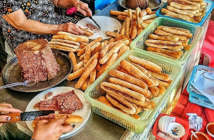 Bánh mì que Hải Phòng - quà bình dân chiều lòng thực khách - 1