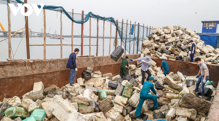Thu gom 7.000m3 phao xốp trên vịnh Hạ Long - 11