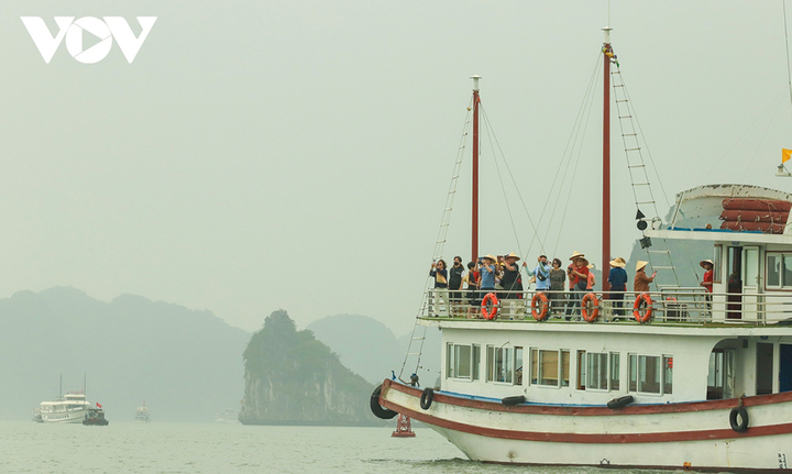 Thu gom 7.000m3 phao xốp trên vịnh Hạ Long - 13