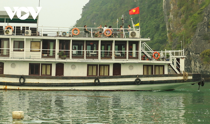 Thu gom 7.000m3 phao xốp trên vịnh Hạ Long - 4