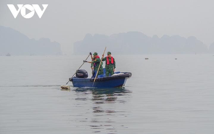 Thu gom 7.000m3 phao xốp trên vịnh Hạ Long - 10