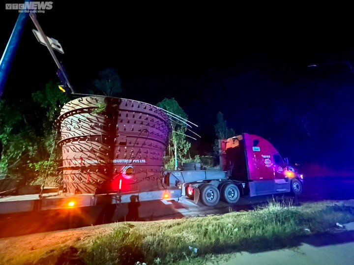 Bình Định: Tạm đình chỉ lưu thông xe quá khổ giới hạn chở hàng siêu trường - 1