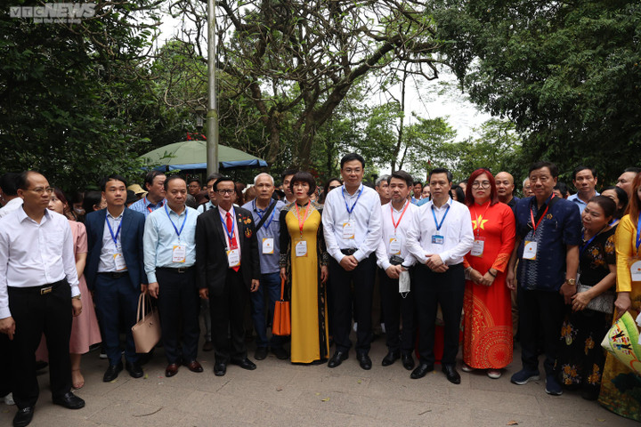 Việt kiều từ 20 quốc gia dâng hương tưởng niệm các Vua Hùng - 1