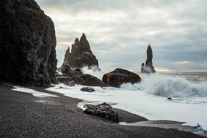 Chiêm ngưỡng bãi biển cát đen Reynisfjara kỳ lạ, không ai được tắm ở Iceland - 2
