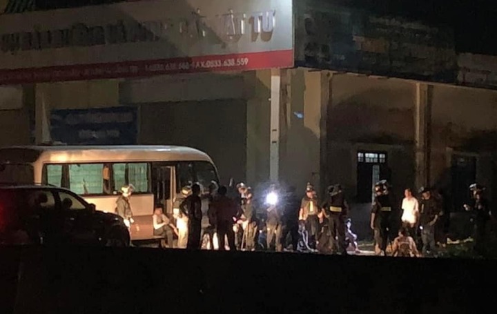 Công an dừng xe khách, kiểm tra 21 người nghi liên quan trộm cắp tại lễ hội - 1