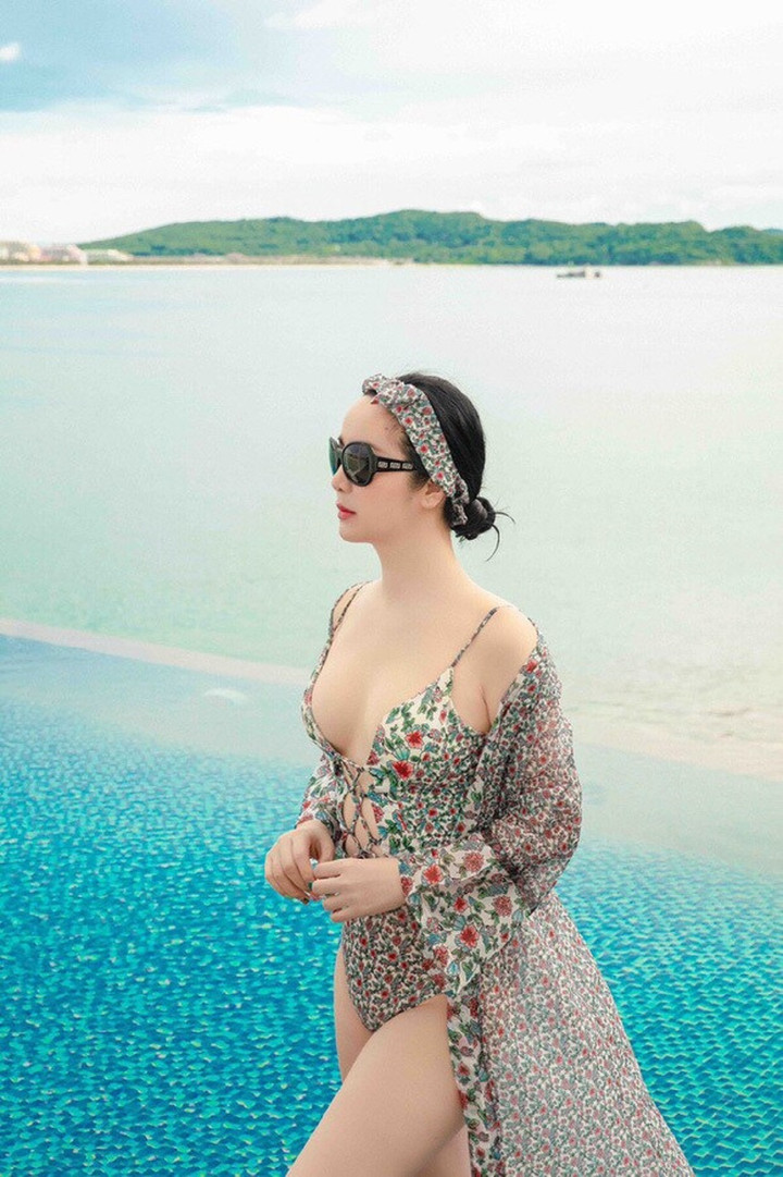 Bước sang tuổi U60, hai nàng hậu vẫn tự tin diện bikini khoe vóc dáng - 9