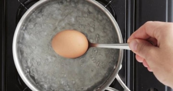 Luộc trứng theo những cách sau không khác rước bệnh vào nhà - 1