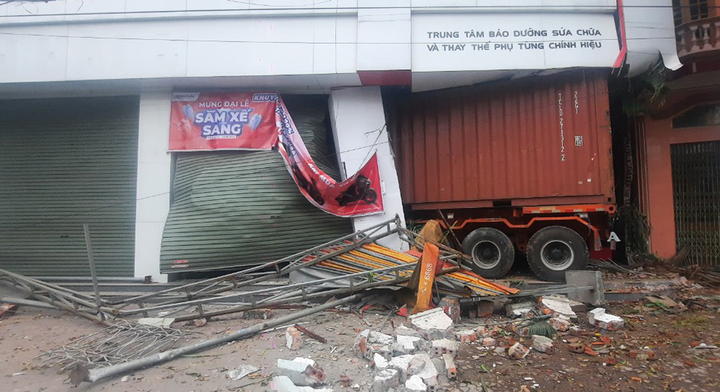 Container lao thẳng vào cửa hàng xe máy ở Hải Phòng - 1