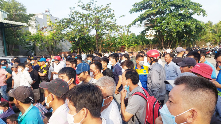 Hết cảnh tài xế chen lấn giành phiếu hẹn đăng kiểm xe ở TP.HCM - 2