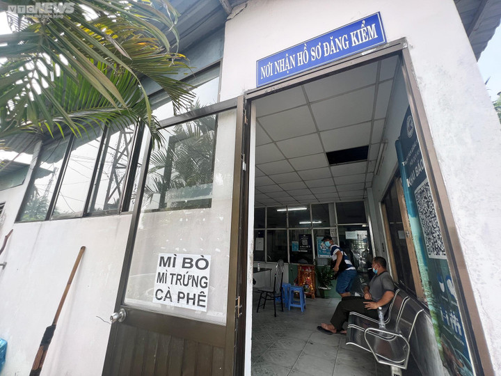 Hết cảnh tài xế chen lấn giành phiếu hẹn đăng kiểm xe ở TP.HCM - 4