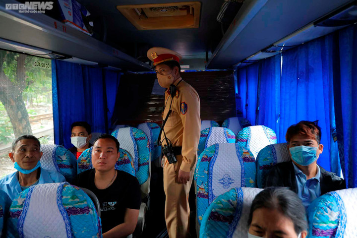 Hà Nội: CSGT xử lý xe khách vi phạm an toàn giao thông trước dịp lễ 30/4, 1/5 - 9