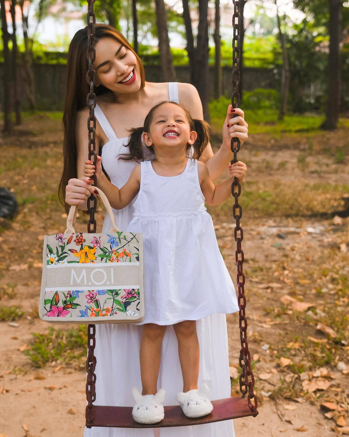 Sao Việt 28/4: Tuấn Hưng cách ly cùng bà xã, Lan Phương nhí nhảnh bên 'em dâu' - 4