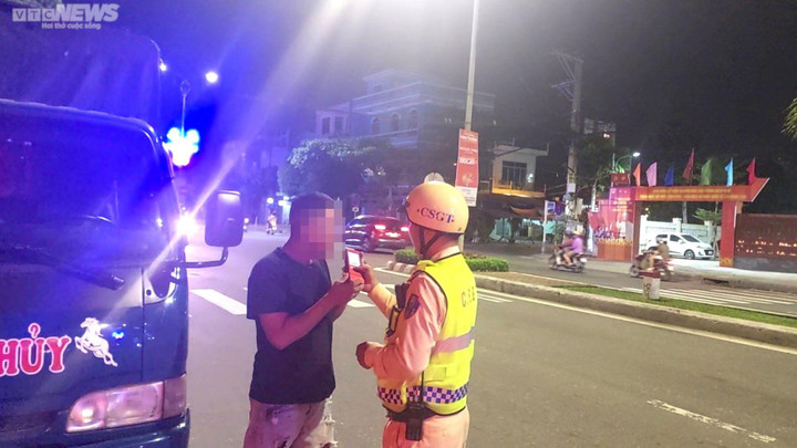 Uống 3 ly bia buổi sáng, đêm chạy xe tải, tài xế vẫn dính nồng độ cồn - 1