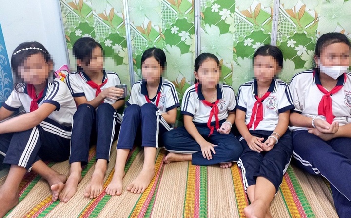 9 học sinh nhập viện sau khi ăn kẹo mua ở cổng trường - 1