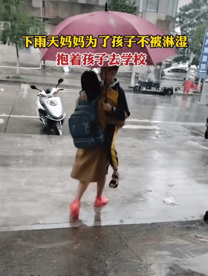 Nam sinh cao gần bằng mẹ nhưng vẫn được bế đến trường - 1