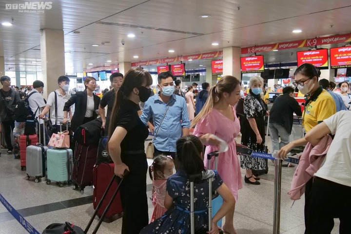 Người dân đi chơi lễ, lượt khách ở Tân Sơn Nhất tăng hơn 32% so với năm ngoái - 1