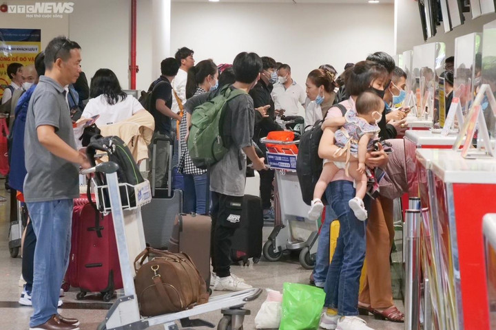 Người dân đi chơi lễ, lượt khách ở Tân Sơn Nhất tăng hơn 32% so với năm ngoái - 2