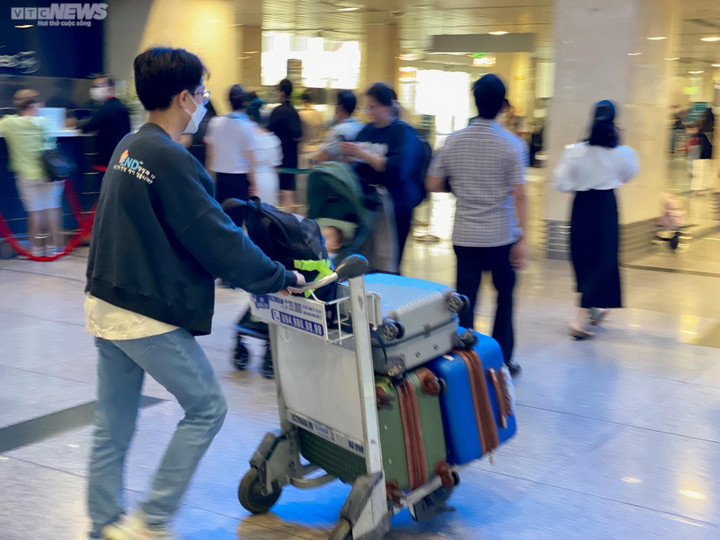 Người dân đi chơi lễ, lượt khách ở Tân Sơn Nhất tăng hơn 32% so với năm ngoái - 3