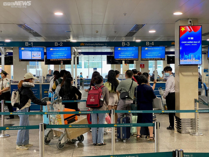 Người dân đi chơi lễ, lượt khách ở Tân Sơn Nhất tăng hơn 32% so với năm ngoái - 4