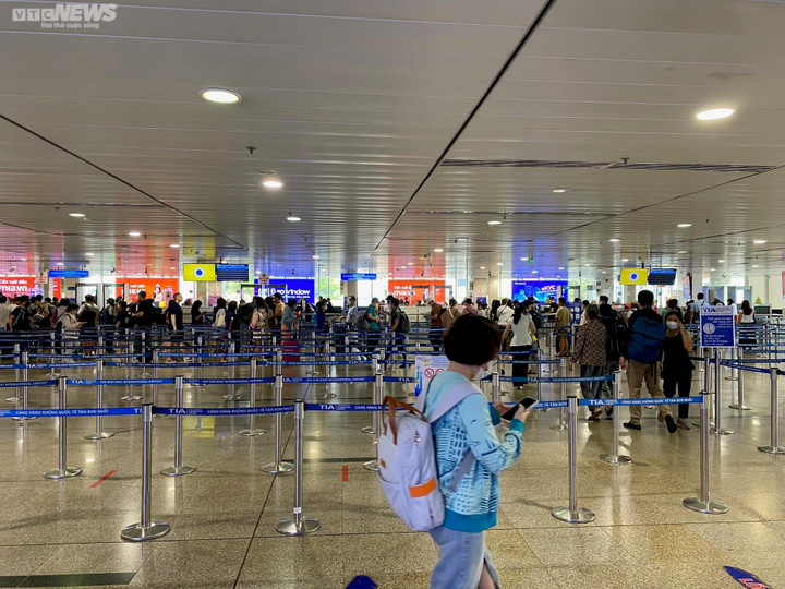 Người dân đi chơi lễ, lượt khách ở Tân Sơn Nhất tăng hơn 32% so với năm ngoái - 5