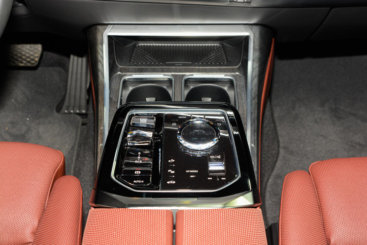 Chi tiết BMW 7-Series G70 giá từ 5,2 tỷ đồng tại Việt Nam - 9