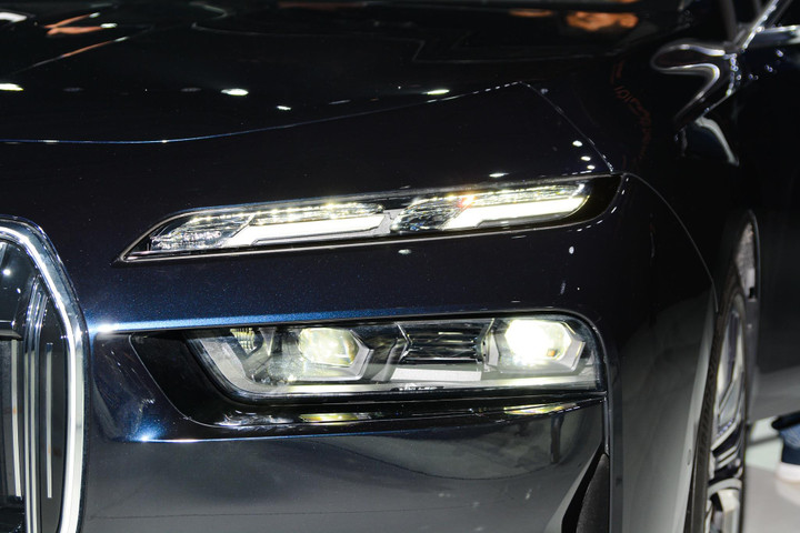 Chi tiết BMW 7-Series G70 giá từ 5,2 tỷ đồng tại Việt Nam - 4