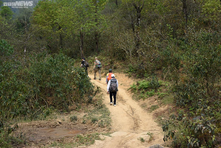 Hành trình hai ngày một đêm băng rừng chinh phục ngọn núi cao thứ 9 Việt Nam - 4