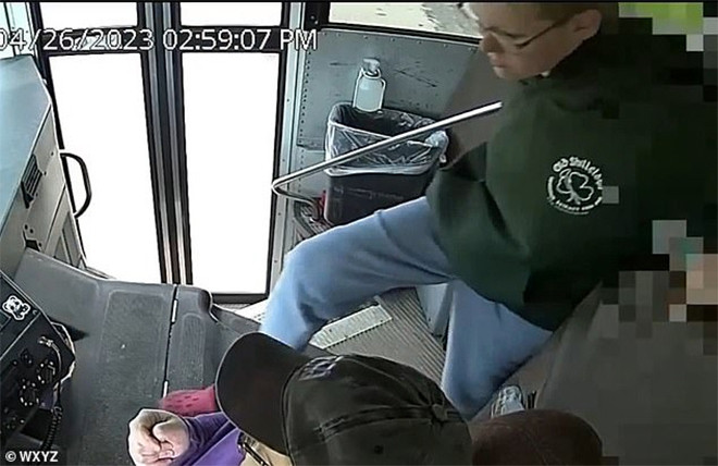 Cậu bé lớp 7 cứu 66 bạn cùng lớp khi tài xế bất tỉnh lúc đang lái xe - 1