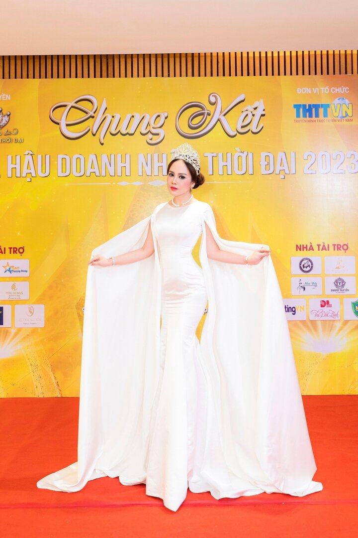 Trang phục tôn dáng của Á hậu Hồng Thắm tại Hoa hậu Doanh nhân Thời đại 2023 - 1