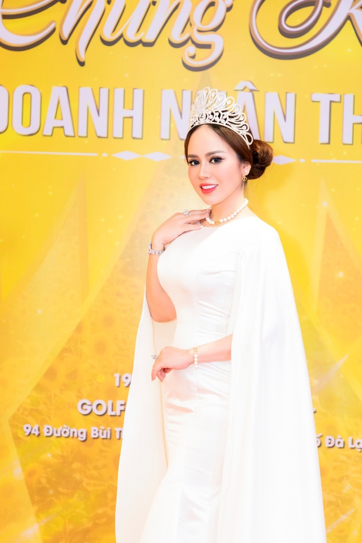 Trang phục tôn dáng của Á hậu Hồng Thắm tại Hoa hậu Doanh nhân Thời đại 2023 - 2