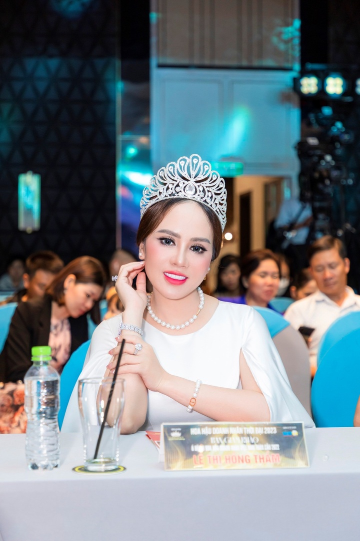 Trang phục tôn dáng của Á hậu Hồng Thắm tại Hoa hậu Doanh nhân Thời đại 2023 - 4
