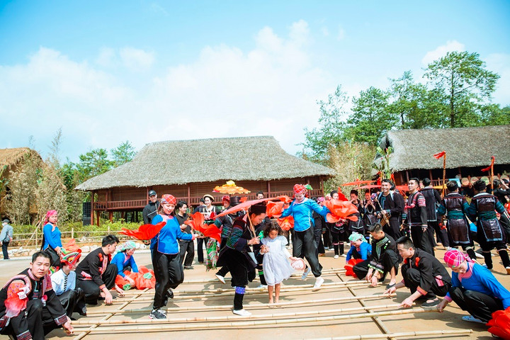 Mãn nhãn với hàng nghìn đóa hồng trong Lễ hội Hoa hồng Sa Pa - 7