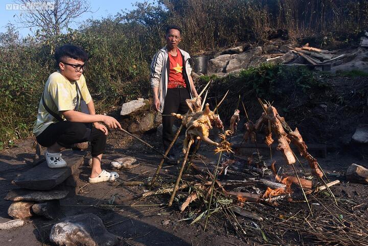 Hành trình hai ngày một đêm băng rừng chinh phục ngọn núi cao thứ 9 Việt Nam - 11