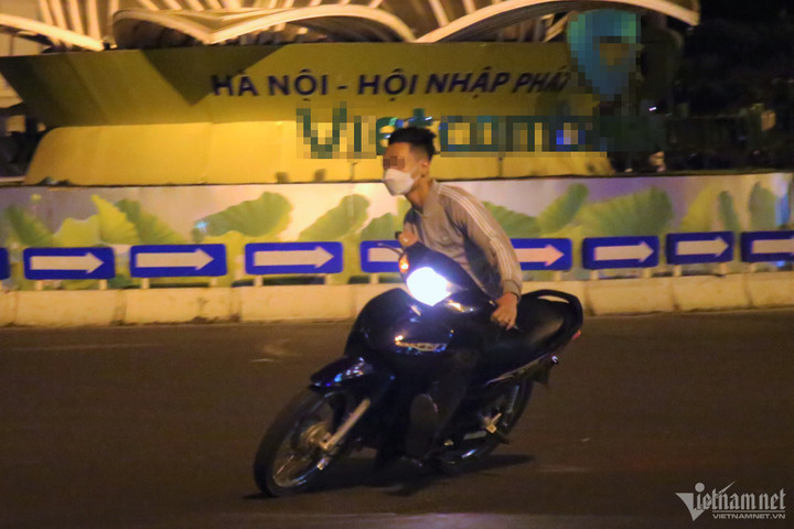 'Quái xế' đầu trần tụ tập đánh võng, bốc đầu xe trước Nhà hát Lớn Hà Nội - 1