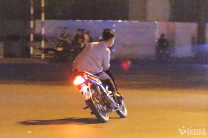 'Quái xế' đầu trần tụ tập đánh võng, bốc đầu xe trước Nhà hát Lớn Hà Nội - 2