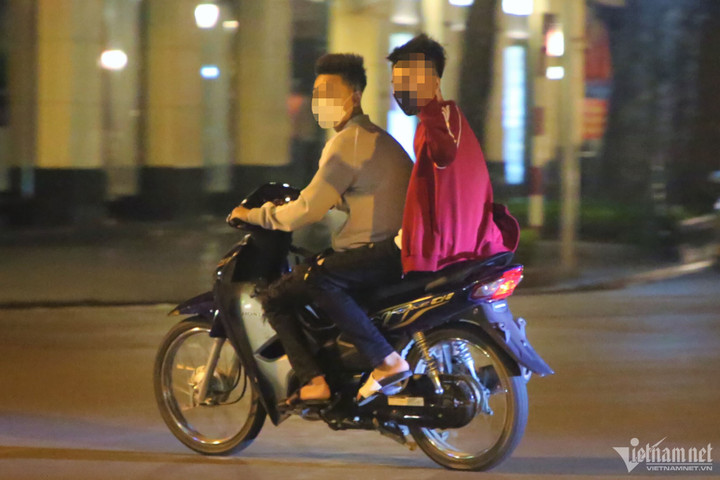 'Quái xế' đầu trần tụ tập đánh võng, bốc đầu xe trước Nhà hát Lớn Hà Nội - 4