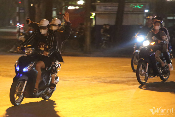 'Quái xế' đầu trần tụ tập đánh võng, bốc đầu xe trước Nhà hát Lớn Hà Nội - 5