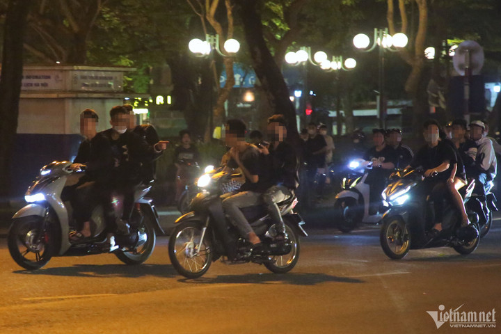 'Quái xế' đầu trần tụ tập đánh võng, bốc đầu xe trước Nhà hát Lớn Hà Nội - 6