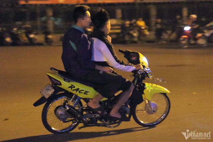 'Quái xế' đầu trần tụ tập đánh võng, bốc đầu xe trước Nhà hát Lớn Hà Nội - 7